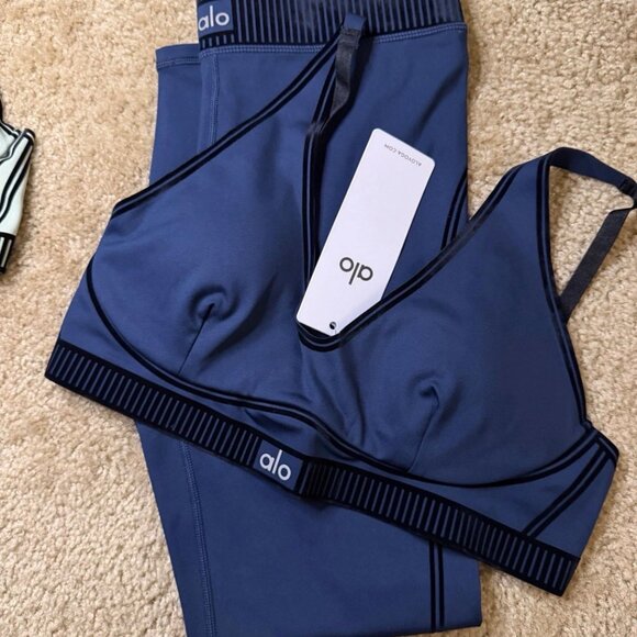 Alo Yoga Set Airlift Line Up Bra And Airlift High-Waist 7/8 Line Up Legging Navy - Picture 4 of 4